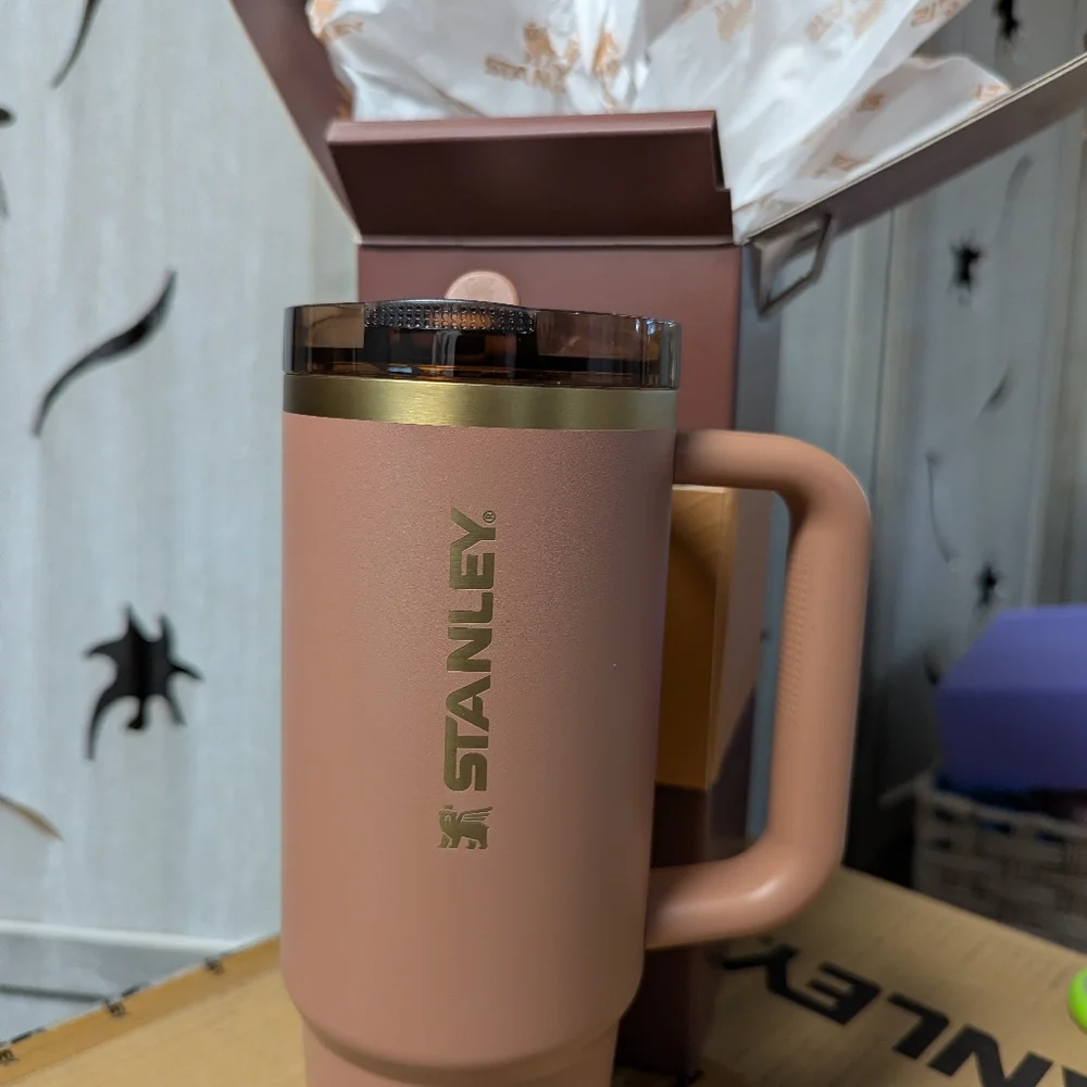 New STANLEY Quencher H2.0 Flowstate Tumbler cup 30oz Mocha Latte 2025